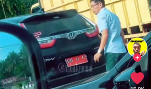 Viral aksi pergantian plat mobil dinas